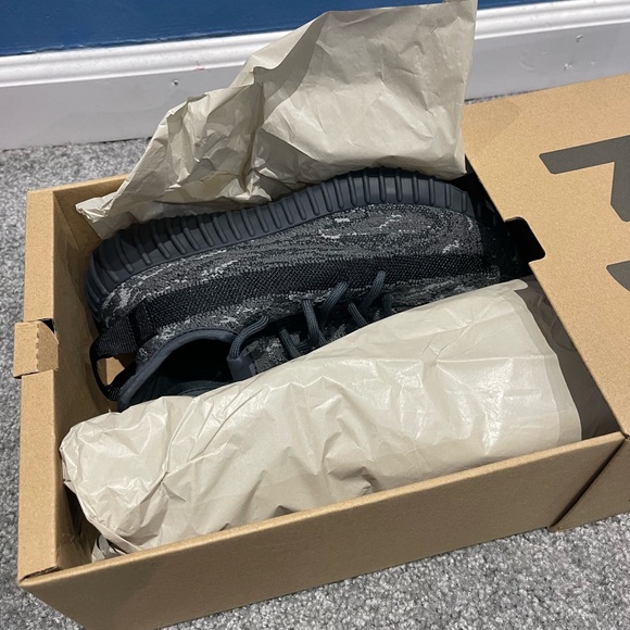 YZY BOOST SNEAKERS SIZE 6 - Picture 5 of 9